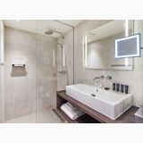 Baterie Lavoar Perete Grohe Essence Finisaj Crom Pipa 230mm – ambient baie, baie moderna cu dus sticla si lavoar suspendat, pe perete