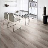Gresie Imitatie lemn Listone Betulla 22x91,5 cm – ambient living, living luminos cu masa sticla si scaune albe, pe pardoseala