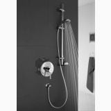 Baterie Incastrata Dus Grohe Essence 1 iesire Finisaj Crom – ambient baie, baterie incastrata dus crom pe perete gri, apa curgand