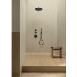 Gresie Imitatie Lemn Essence Select Miele Mat 20x120 cm – ambient baie, dus modern cu pardoseala lemn, taburet piele, pereti curbati
