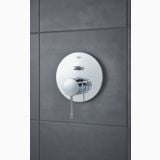Baterie Incastrata Cada Dus Grohe Essence 2 iesiri Finisaj Crom – detaliu, baterie cromata incastrata montata pe perete gri