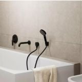 Baterie Cada Dus Hansgrohe Vernis Blend 2 iesiri Finisaj Negru Mat – ambient baie, baterie cada negru mat montata pe perete deasupra cazii