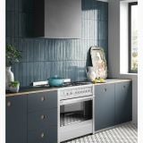 Faianta Frammenti FR 12 Blu Notte 7.5x40 cm – ambient bucatarie, bucatarie moderna cu faianta albastra verticala si mobilier gri, pe perete