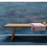Gresie Gigacer Krea Blue Mat 60x60x0.48 cm – ambient baie, baie cu bancuta lemn si perete gresie albastra