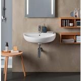 Lavoar Suspendat Din Ceramica Colibri 55 cm – ambient baie, lavoar suspendat alb cu perete bej si etajere lemn