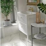 Set Mobilier Supendat Oristo Montebianco cu Lavoar Marmura Compozit Beryl Finisaj Alb Mat 80 cm – ambient baie, baie alba cu mobilier suspendat, lavoar si detalii aurii, pe pardoseala