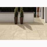 Gresie Exterior Portelanata iTiles Quarzi Cream 60x90x2 cm – ambient terasa, terasa exterioara cu ghivece plante si perete alb, pe pardoseala
