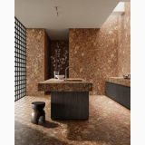 Gresie Stone Edition HSE 6 Venice Red 60x120cm – ambient bucatarie, bucatarie moderna cu insula lemn si pereti travertin, pe pardoseala si perete