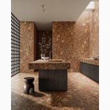 Gresie Stone Edition HSE 6 Venice Red 60x60cm – ambient bucatarie, bucatarie moderna cu insula lemn si pereti gresie maro, pe pardoseala si perete