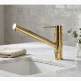 Baterie Stativa Spalator FDesign Flusso Auriu Lucios – ambient bucatarie, baterie aurie montata pe blat marmura langa chiuveta, pe pardoseala