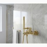 Baterie Perete cada/dus FDesign Flusso Auriu Lucios – ambient baie, baterie aurie cu dus de mana pe perete marmurat