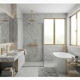 Baterie Perete cada/dus FDesign Flusso Auriu Lucios – ambient baie, baie luxoasa cu marmura, cada freestanding si baterii aurii, pe perete