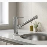 Baterie stativa spalator FDesign Flusso Crom – ambient bucatarie, baterie crom montata pe blat langa chiuveta rotunda, pe pardoseala si perete