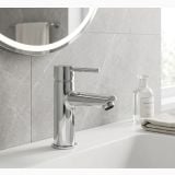 Baterie stativa lavoar FDesign Flusso Crom – ambient baie, baterie crom pe blat langa oglinda rotunda