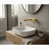 Baterie ingropata lavoar FDesign Zaffiro Auriu Periat – ambient baie, lavoar alb pe blat lemn, baterie aurie perete