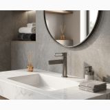 Baterie stativa lavoar cu ventil click-clack FDesign Zafirro Gun Metal – ambient baie, baterie lavoar gun metal pe blat marmura, baie moderna, pe pardoseala si perete