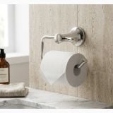 Suport hartie igienica FDesign Lacrima Crom – ambient baie, suport hartie igienica montat pe faianta bej langa blat marmura, pe perete