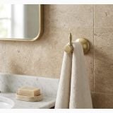 Agatatoare simpla FDesign Lacrima Bronz Periat – ambient baie, agatatoare aurie cu prosoape, blat marmura si sapun, pe perete