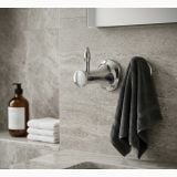 Agatatoare simpla FDesign Lacrima Crom – ambient baie, agatatoare crom perete marmura cu prosop gri