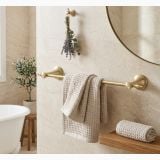 Portprosop simplu FDesign Lacrima Bronz Periat – ambient baie, bara bronz cu prosoape, oglinda rotunda si cada, pe perete