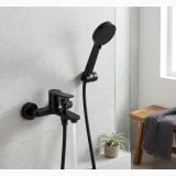 Set complet Baterie Cada/Dus FDesign Seppia Negru Mat – ambient baie, baterie neagra cu para dus montata pe faianta gri, pe perete