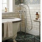 Baterie cada freestanding FDesign Lacrima Crom – ambient baie, cada vintage cu baterie cromata pe pardoseala marmura