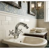 Baterie stativa bideu FDesign Lacrima Crom – ambient baie, baterie bideu crom pe lavoar, baie eleganta cu tapet floral, pe pardoseala si perete