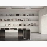 Gresie Portelanata Italgraniti Natural White 30x60 – ambient comercial, showroom cu rafturi carti si masa metalica, pe pardoseala si perete