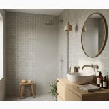 Mozaic Ceramic Ricchetti Deep Powder mat 9.6x9.6 cm – ambient baie, baie moderna cu mozaic gri pe perete si oglinda rotunda