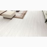 Parchet SPC Itiles ROVERE REALE 1220 x 182 x 6 mm – ambient living, living cu covor bordo si taburet crem pe parchet alb, pe pardoseala