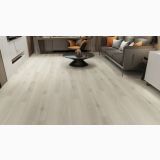 Parchet SPC Itiles MIELE OAK 1220 x 182 x 6 mm – ambient living, living modern cu canapea gri si masuta neagra, pe pardoseala