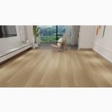 Parchet SPC Itiles GRIGIO CLASSICO 1220 x 182 x 6 mm – ambient living, living luminos cu parchet deschis, fotoliu lemn si plante, pe pardoseala