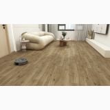 Parchet SPC Itiles FUMO ROVERE 1220 x 182 x 6 mm – ambient living, living cu canapea bej, robot aspirator pe parchet, pe pardoseala