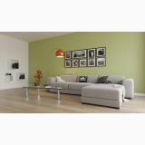 Parchet SPC Itiles ALABASTER OAK 1220 x 182 x 6 mm – ambient living, living modern cu canapea gri si perete verde, pe pardoseala