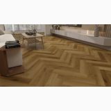 Parchet SPC Itiles VINTAGE OAK HERRINGBONE 610 x 128 x 6 mm – ambient living, living modern cu canapea alba si parchet herringbone, pe pardoseala