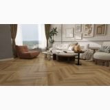Parchet SPC Itiles CLASSIC COGNAC HERRINGBONE 610 x 128 x 6 mm – ambient living, living luminos cu canapea alba si parchet herringbone, pe pardoseala
