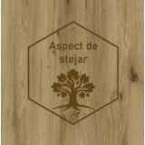 Parchet SPC Itiles TOFFEE OAK HERRINGBONE 610 x 128 x 6 mm – logo textura lemn cu simbol copac stilizat