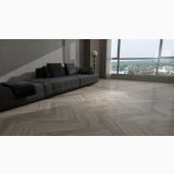 Parchet SPC Itiles CHESTNUT HERRINGBONE 610 x 128 x 6 mm – ambient living, living modern cu canapea gri si vedere panoramica, pe pardoseala