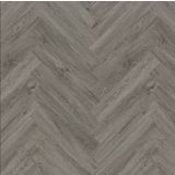 Parchet SPC Itiles CHESTNUT HERRINGBONE 610 x 128 x 6 mm – model chevron gri, textura lemn, fundal neutru