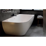 Cadă freestanding BTW SCORPIUS LITE L dreapta – ambient baie, cada freestanding alba, baie moderna gri, prosoape pe scaunel, pe pardoseala