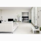 Gresie Concrete Ice 30x60x1.2 cm – ambient living, living minimalist alb cu canapea si pardoseala gri clara