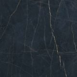 Gresie Precious Black Mat 120x120 cm – placa neagra cu vene aurii, fundal izolat