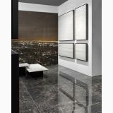 Gresie HBO 8 Noisette Lucios 120x120 cm – ambient living, showroom cu gresie lucioasa gri, tablouri albe, masuta neagra, pe pardoseala