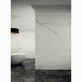 Lastra Gresie HBO 20 Calacatta Lucios 120x278 cm – ambient baie, baie moderna cu cada freestanding si perete marmura