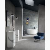 Gresie Deco Studio Seventy-Nine 60x120 cm – ambient baie, baie moderna cu cada rotunda si perete decorativ albastru, pe pardoseala