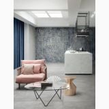 Gresie Deco Studio Seventy-Nine 60x120 cm – ambient living, living cu fotoliu roz si insula bucatarie marmura, pe pardoseala