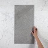 Gresie Shale Greige AntiSlip 60x60 cm – placa gresie gri tinuta in mana pe marmura