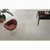 Lastra Gresie Shale Moon Mat 120x280x0,6 cm – ambient living, pardoseala gri deschis cu fotoliu rosu si masuta neagra