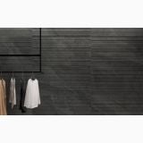 Gresie Shale Dark Mat 60x120 cm – ambient hol, perete gresie gri antracit cu haine pe umerase