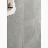 Gresie Shale Greige Mat 120x120 cm – ambient living, perete gresie gri montata cu masuta suspendata alba